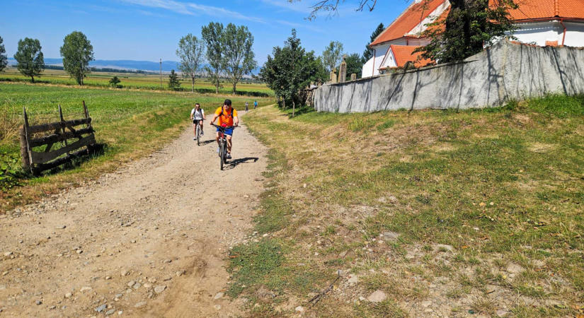 Biciklivel fedezték fel a Nemere Útja kulturális és természeti értékeit