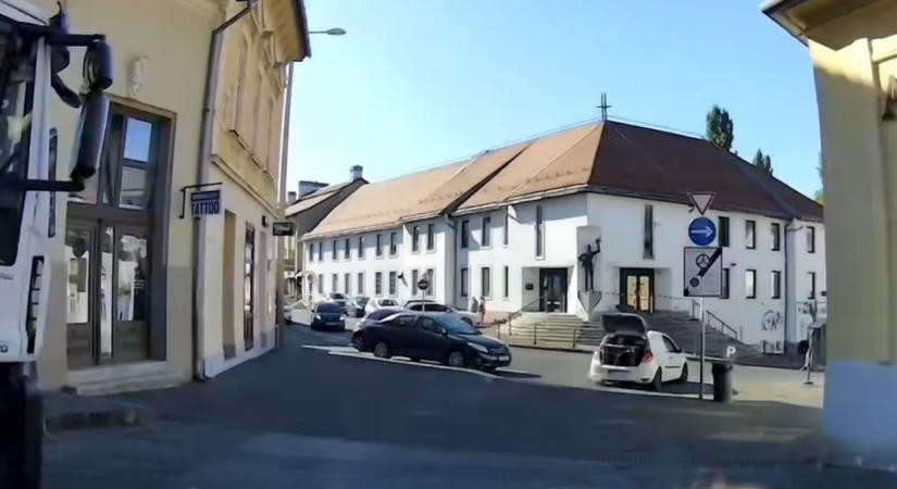 Nagy adag raklappal és nyitott csomagtartóval menekült egy autós a rendőrök elől – videó