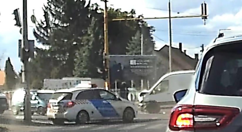 Videón, ahogy megtorpedózták a szirénázó rendőrautót Székesfehérváron