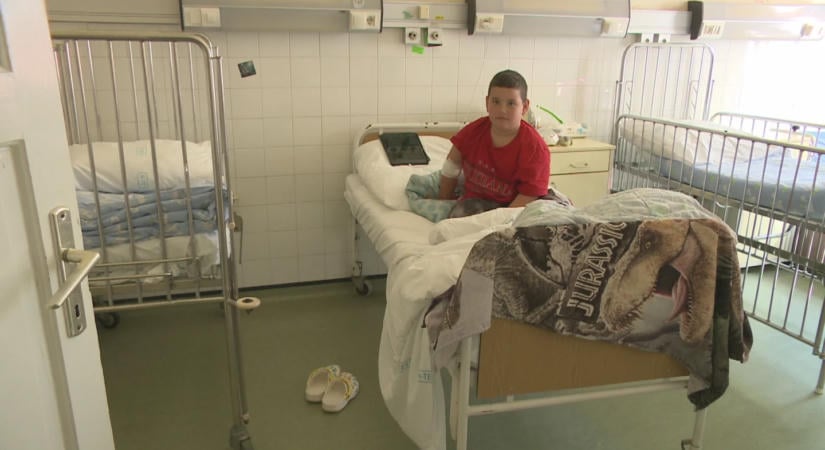 Ugyanazt az ebédet ették, sorra lettek rosszul a gyerekek