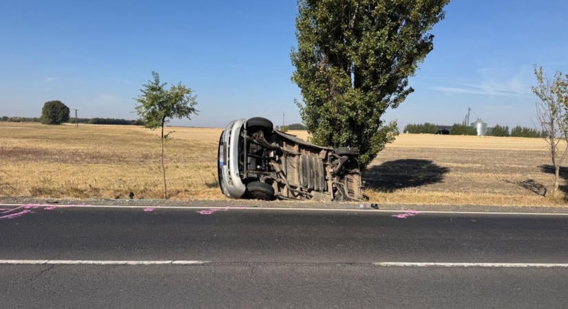Felborult egy kisbusz Hajdú-Biharban! A balesetben egy gyermek is megsérült – fotókkal, videóval