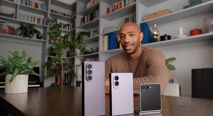 Thierry Henry lett a Samsung új hajlítható mobiljainak kampányarca