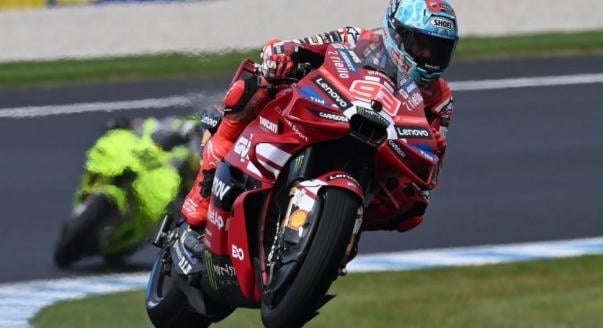 Marquez elcsúszott, majd agyonverte a mezőnyt a vizes időmérőn