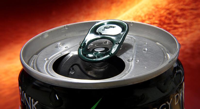 Az iskolában halt meg egy 13 éves kislány a mindennapos energiaital-fogyasztás miatt