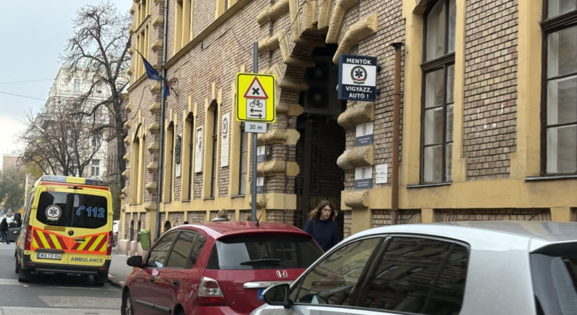Nyomozók szállták meg az OMSZ székházát, durván túlárazott mentőautók beszerzése miatt vizsgálódnak