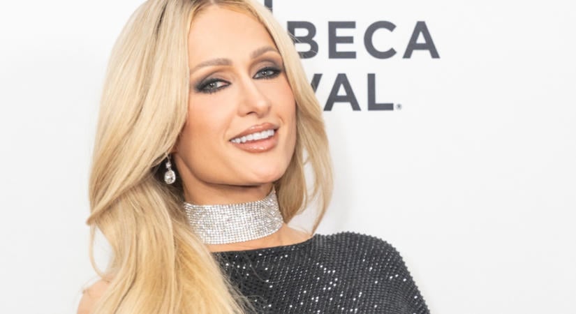 Paris Hilton áttetsző fekete ruhában vonzotta magára a tekinteteket New Yorkban