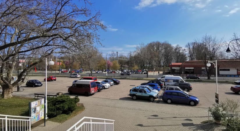 Több mint egy hétre lezárják Balatonalmádiban a Pannónia parkolót