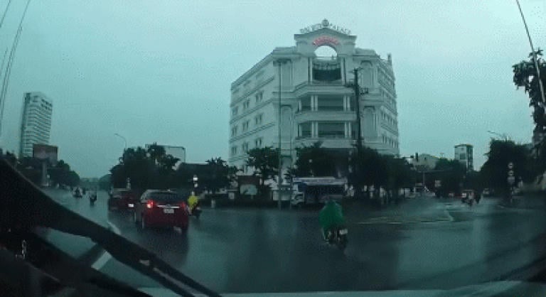 Menet közben csapott villám egy motorosba, fedélzeti kamera rögzítette a balesetet