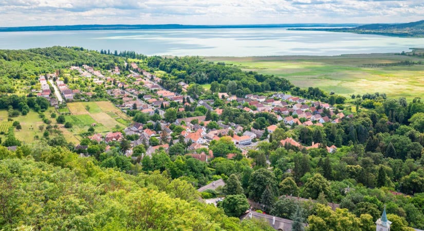 21 Kutatóközpont: az emberek szerint fel kell függeszteni a természetkárosító beruházásokat a Balatonnál, de jöhet az állami kisajátítás is