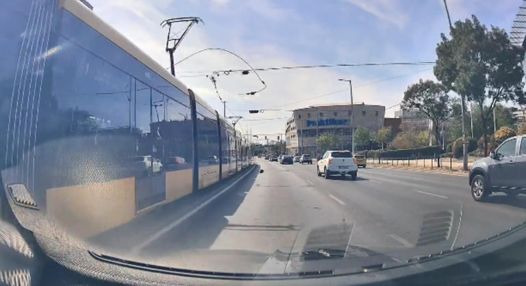 Döbbenetes videó: menet közben csapódott egy autóra az 1-es villamos leszakadt felsővezetéke