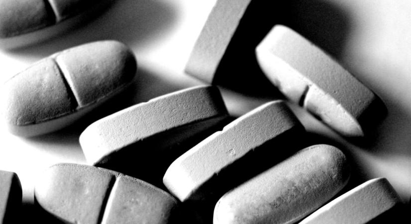 Csókolózás közben abortusztablettázta be terhes párját egy orvos