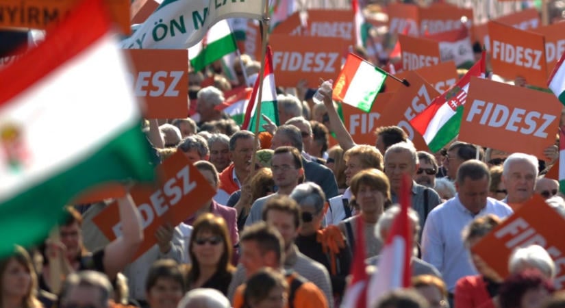 Medián: csökkent a Tisza támogatottsága, erősödött a Fidesz