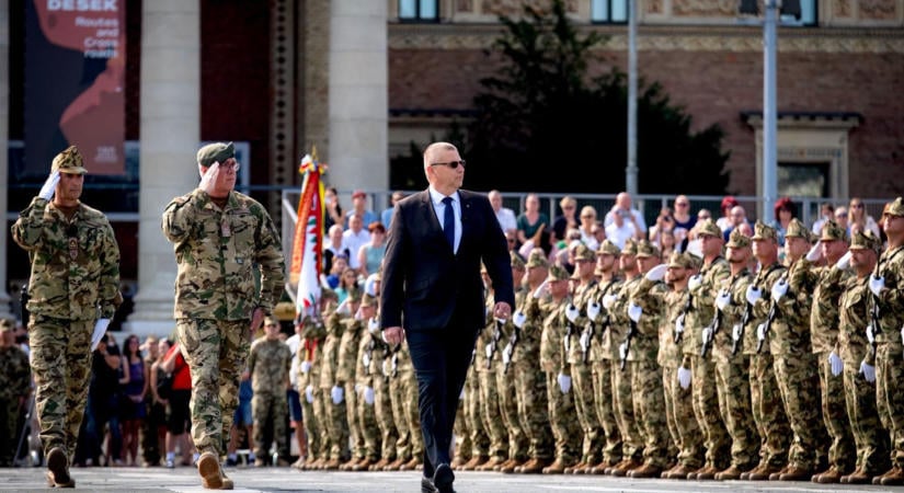 Ruszin-Szendi Romulusz szerint 1,2 millió forintos darabáron akartak öltönyt venni a katonáknak Szalay-Bobrovniczky Kristófék