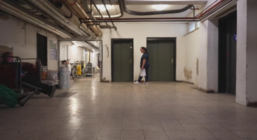 Nyolc hónap alatt szerelnek fel egy lámpát – omladozó épület és orvoshiány a ceglédi traumatológián