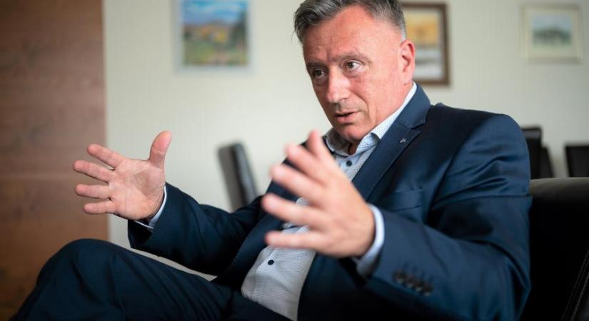 „Május végén a felmondási tilalom véget ér, így őszre kiderülhet, hogy marad-e elég orvos az állami kórházakban”