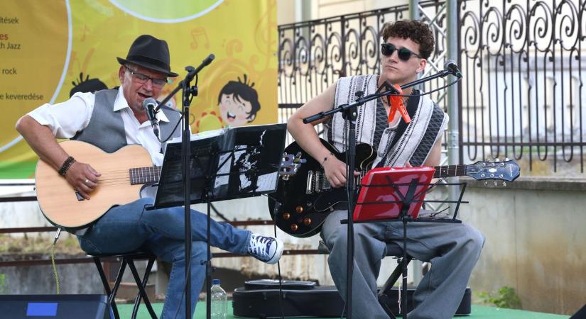 Blues szólt a nyári estében – ilyen volt a Greasy Hats koncertje Sóstón (fotókkal, videóval)