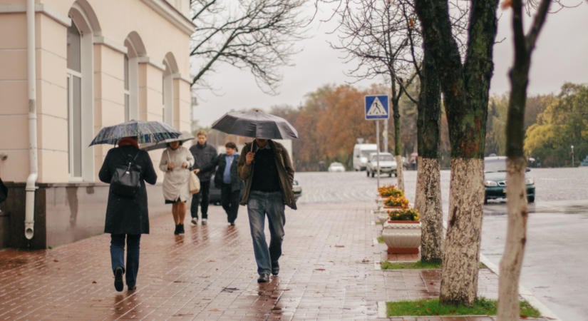 Lesz itt minden! Jégdarazáporral csaphatnak le a zivatarok, riasztást adtak ki több megyére is