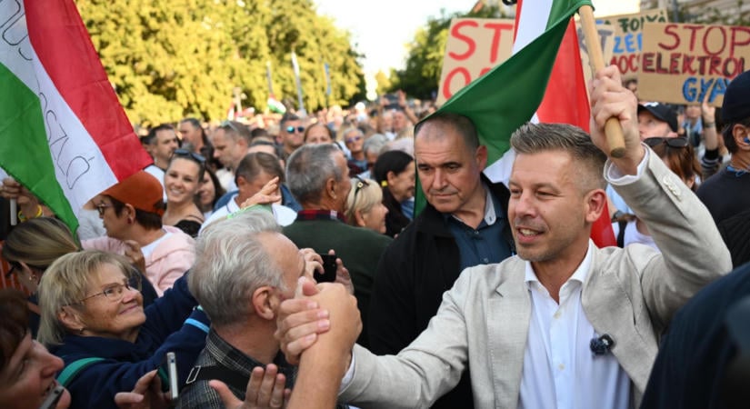 Kihallgatta és elengedte a Magyar Péter felé tojást dobó férfit a rendőrség