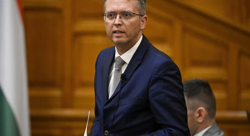 Eldőlt: Felfüggesztették Hankó Balázs és Seszták Miklós mentelmi jogát