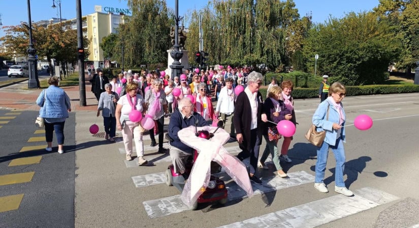 Rózsaszín szalagokkal és lufikkal hívták fel a figyelmet Nagykanizsán a mellrák elleni küzdelemre