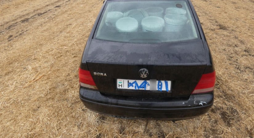 Leragasztott rendszámmal menekültek a debreceni rendőrök elől