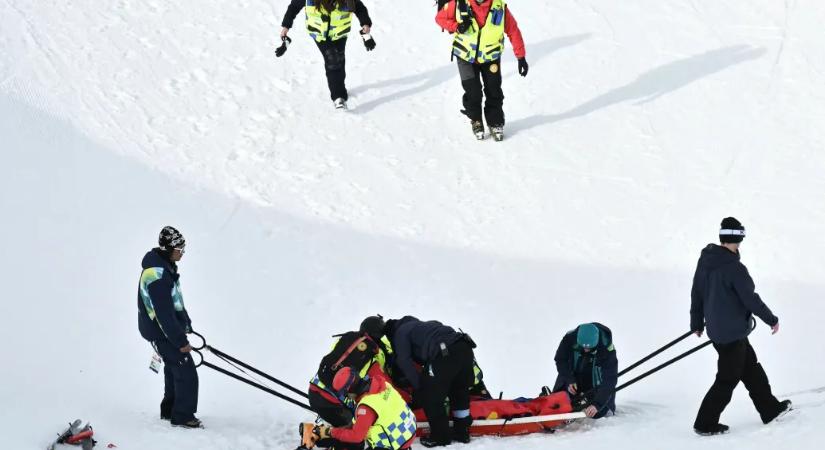 Nagyot bukott, percekig feküdt a félcső alján a kínai snowboardos, hordágyon kellett elvinni