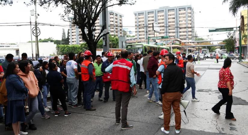 Erős földrengés rázta meg Mexikó déli részét, cunamiveszélyre figyelmeztettek