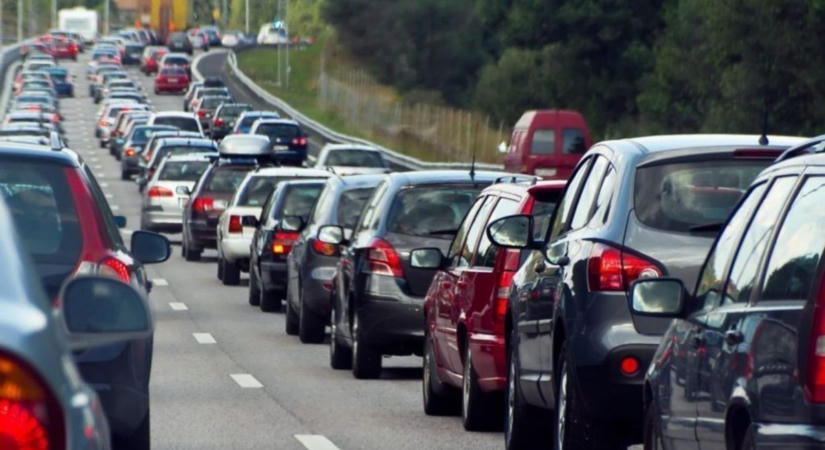Torlódik a forgalom az M3-as autópályán, már több kilométeres a kocsisor!