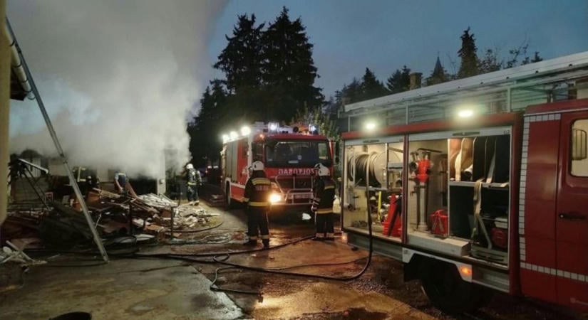 Gázpalackot mentettek a lángok elől, nagy erőkkel vonultak a tűzoltók – képeken a szörnyűség