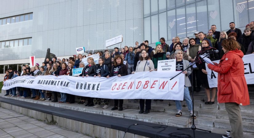 Tüntettek a könyvtárosok Pécsen, radikális lépéseket lengetett be a szakszervezet