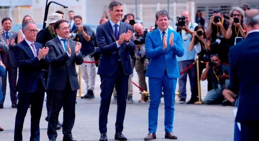 Lebontották a kerítést a két egykori birodalom között