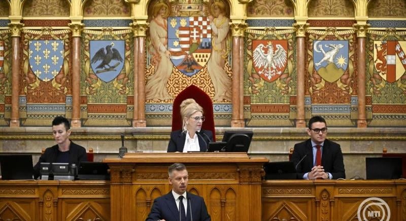 Hétfő délelőttre összehívják az Országgyűlés rendkívüli ülését