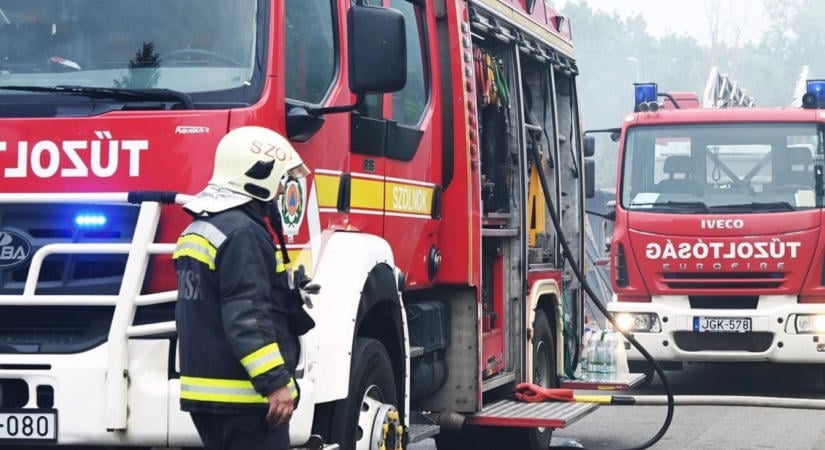 Hatalmas területen csaptak fel a lángok Gyöngyösön, öt vízsugárral oltották a lángokat