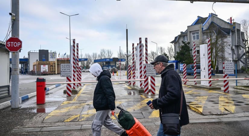 Tüzérségi gránát csapódott egy moldovai határátkelőre, egy busz és egy autó is megsérült