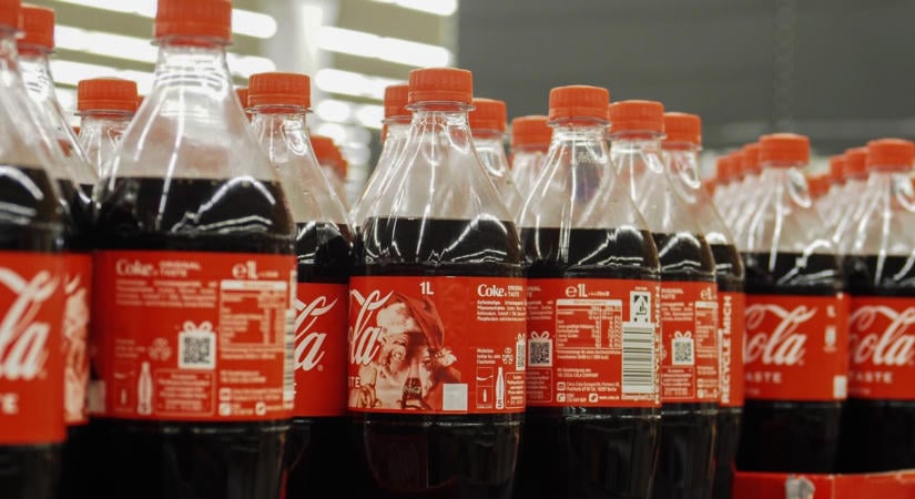 Elfogyhat a Coca-Cola az üzlet polcairól: leálltak a szállítások