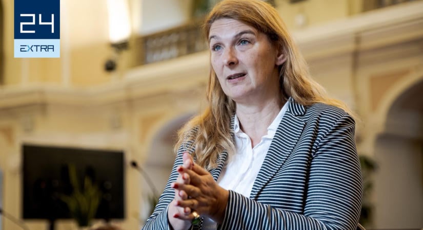 Baranyi Krisztina: Attól nekünk jobb, ha kést tesznek a torkunkra, egyre mélyebben vágnak a húsunkba, de közben sűrűn elnézést kérnek?