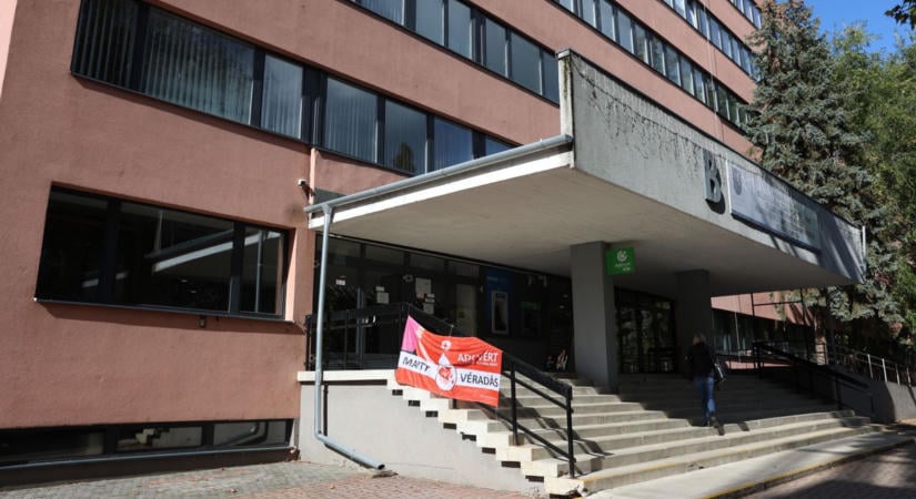 Több mint 150 ember életét mentették meg a Nyíregyházi Egyetemen – fotókkal