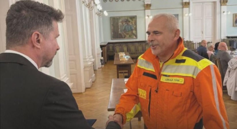 Elismerték a megye hőseit – kitüntették a legendás Életjel Mentőcsoportot