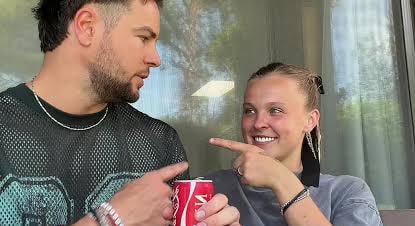 JoJo Siwa és Chris Hughes ugyanazt eljegyzési gyűrűt választották egymás tudta nélkül