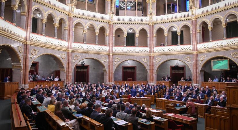 A képviselők tiszteletdíjának csökkentéséről és a devizahiteles perek felfüggesztéséről is dönthet az Országgyűlés