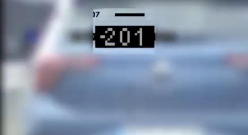 201 km/órával száguldott a 8-ason – külföldiként büntetőpontot nem kapott, a pénztárcája viszont vékonyabb lett