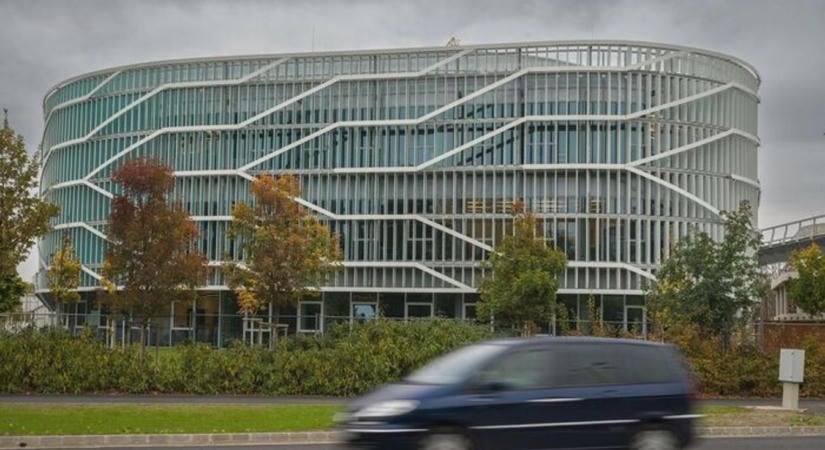 Ideiglenesen mentesítették a munkavégzés alól a Neumann János Egyetemért Alapítvány stratégiai igazgatóját