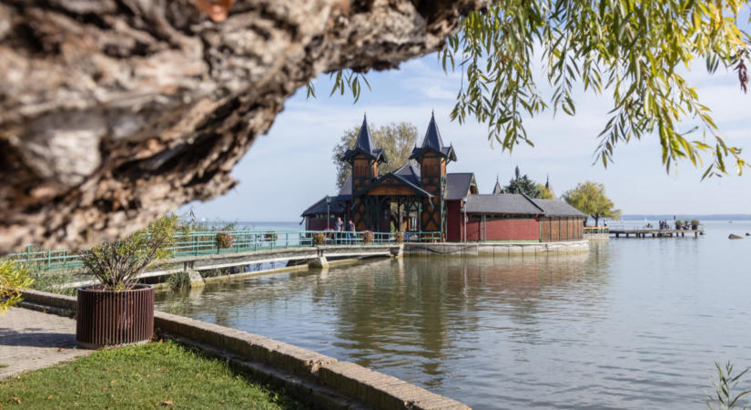 Nagy változás jöhet a Balatonnál: eltűnhet végre az iszap az egyik legnépszerűbb partszakaszáról