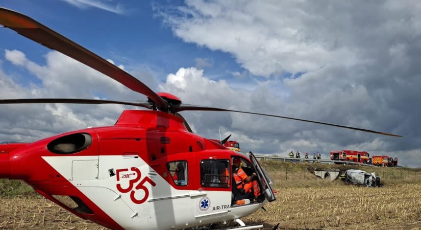 Tragédia: kigyulladt egy furgon az autópályán, bennégett a sofőr