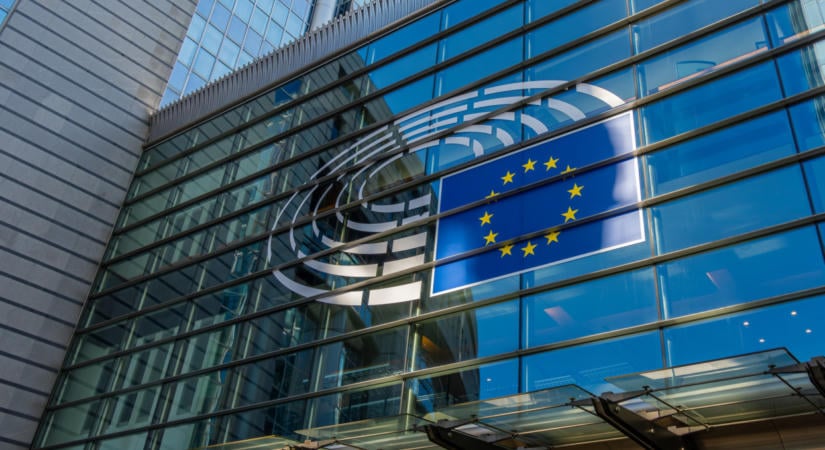 Rendkívüli bejelentést tett Von der Leyen: betiltják a közösségi média használatát a 13 év alattiaknak az EU-ban
