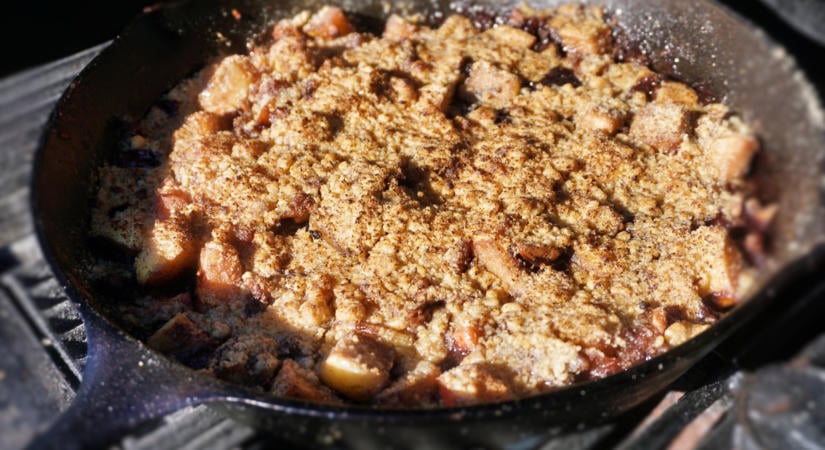 Almás-diós crumble öntöttvasban a grillen