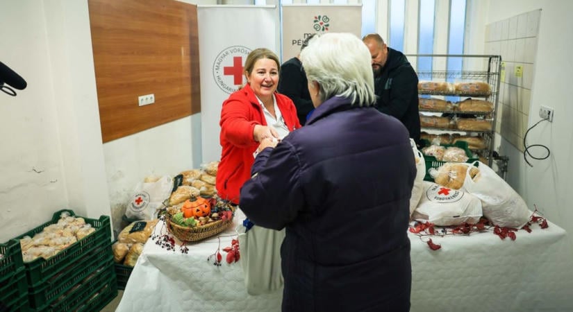 Százával osztották a friss kenyeret Egerben – le a kalappal a szívmelengető akció előtt!