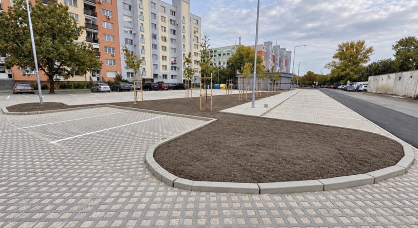 Új parkolóhelyek épülnek Komáromban – csütörtöktől használhatók a singellői parkolók