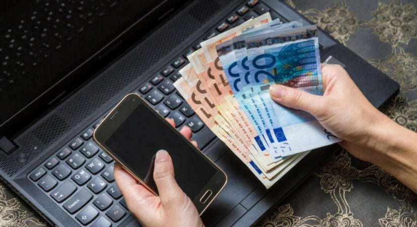 Fű alatt hozzányúlt a kormány a tranzakciós illetékhez