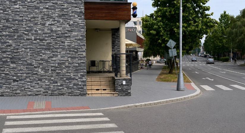 Újabb járdaszakaszok újultak meg Komáromban